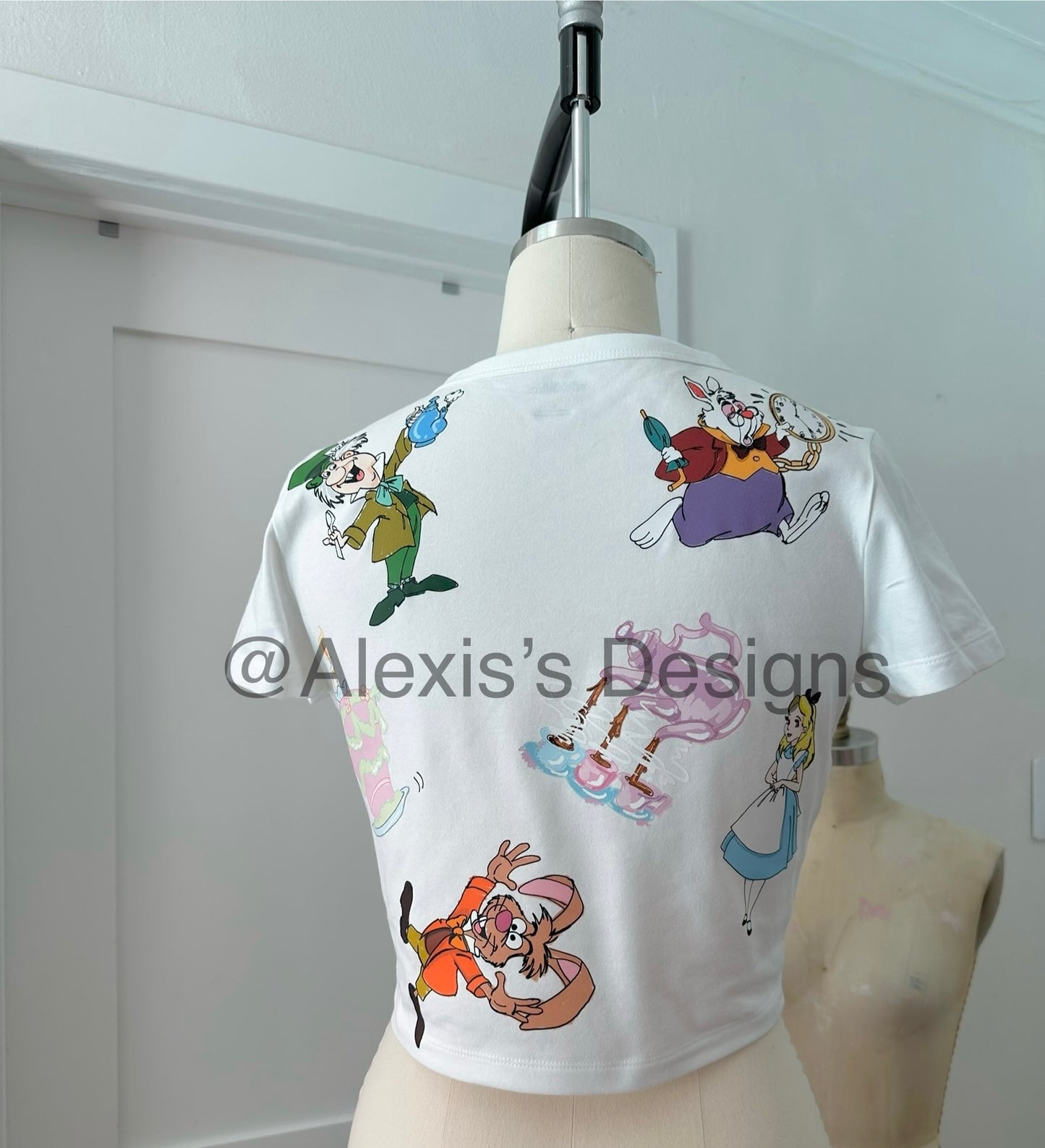 ALICE’S GARDEN CROPPED TEE