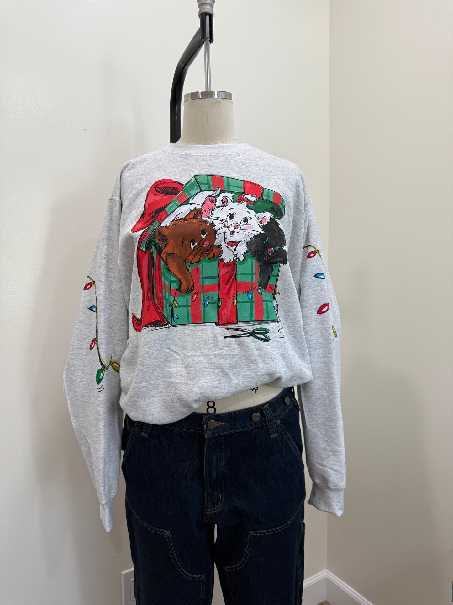 BONJOUR CHRISTMAS PRESENT CREWNECK