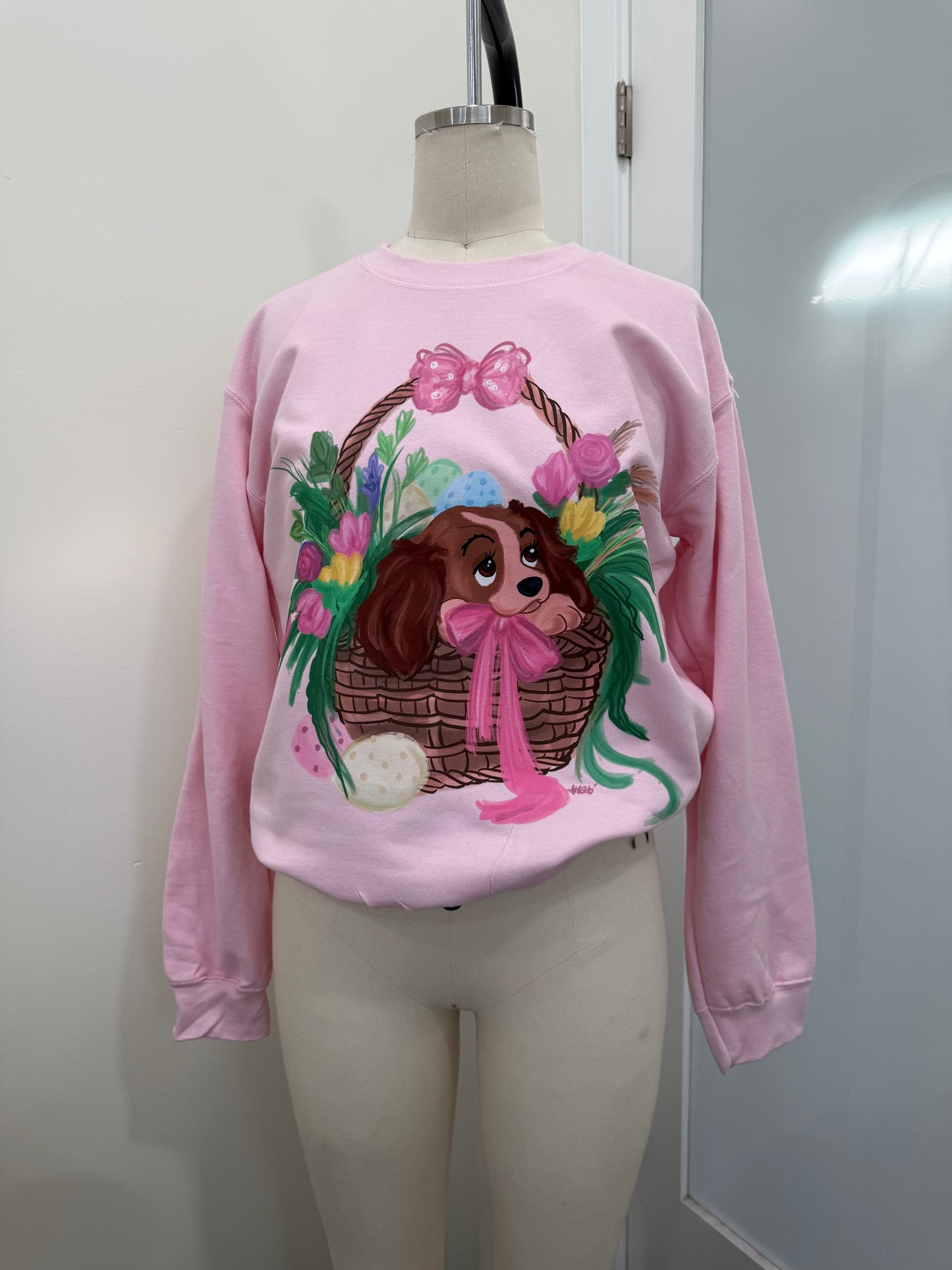 LADY IN BASKET CREWNECK