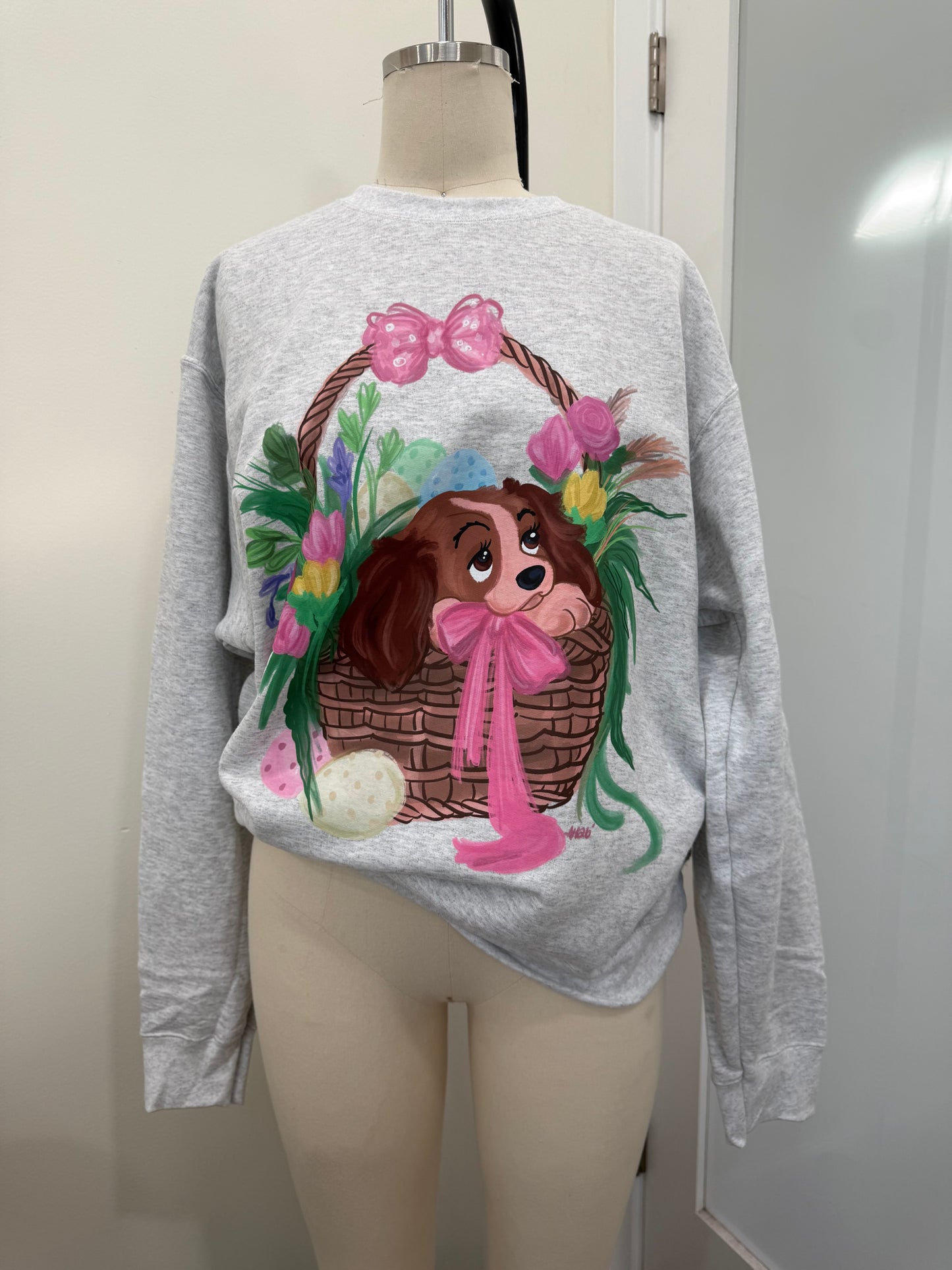 LADY IN BASKET CREWNECK