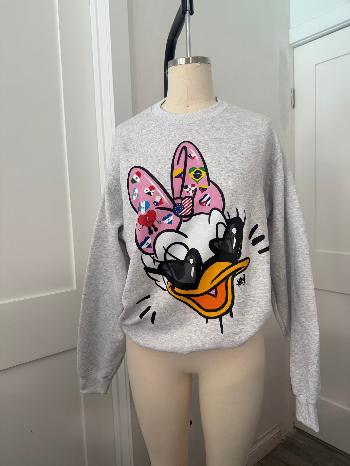 DDUCK POR MI GENTE CREWNECK