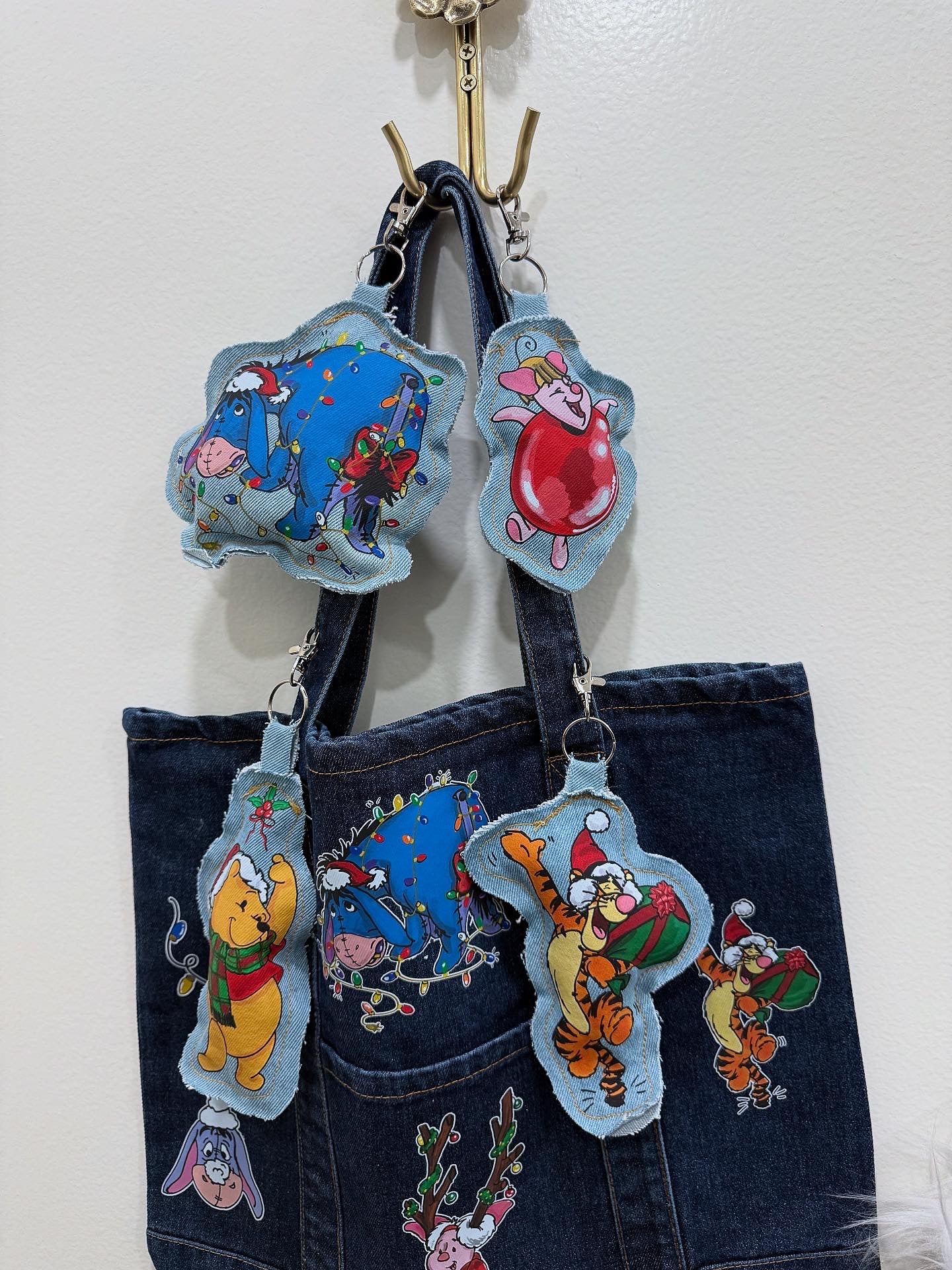 A HUNNY HOLIDAY KEYCHAIN SET