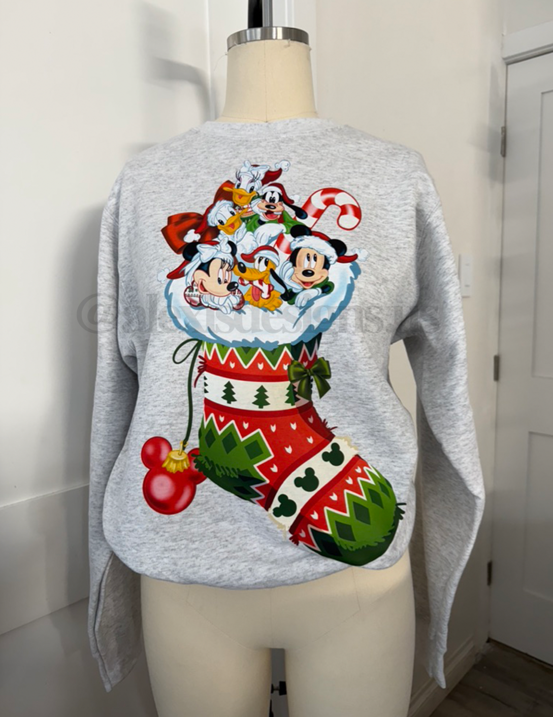 SANTAS FAVORITES CREWNECK